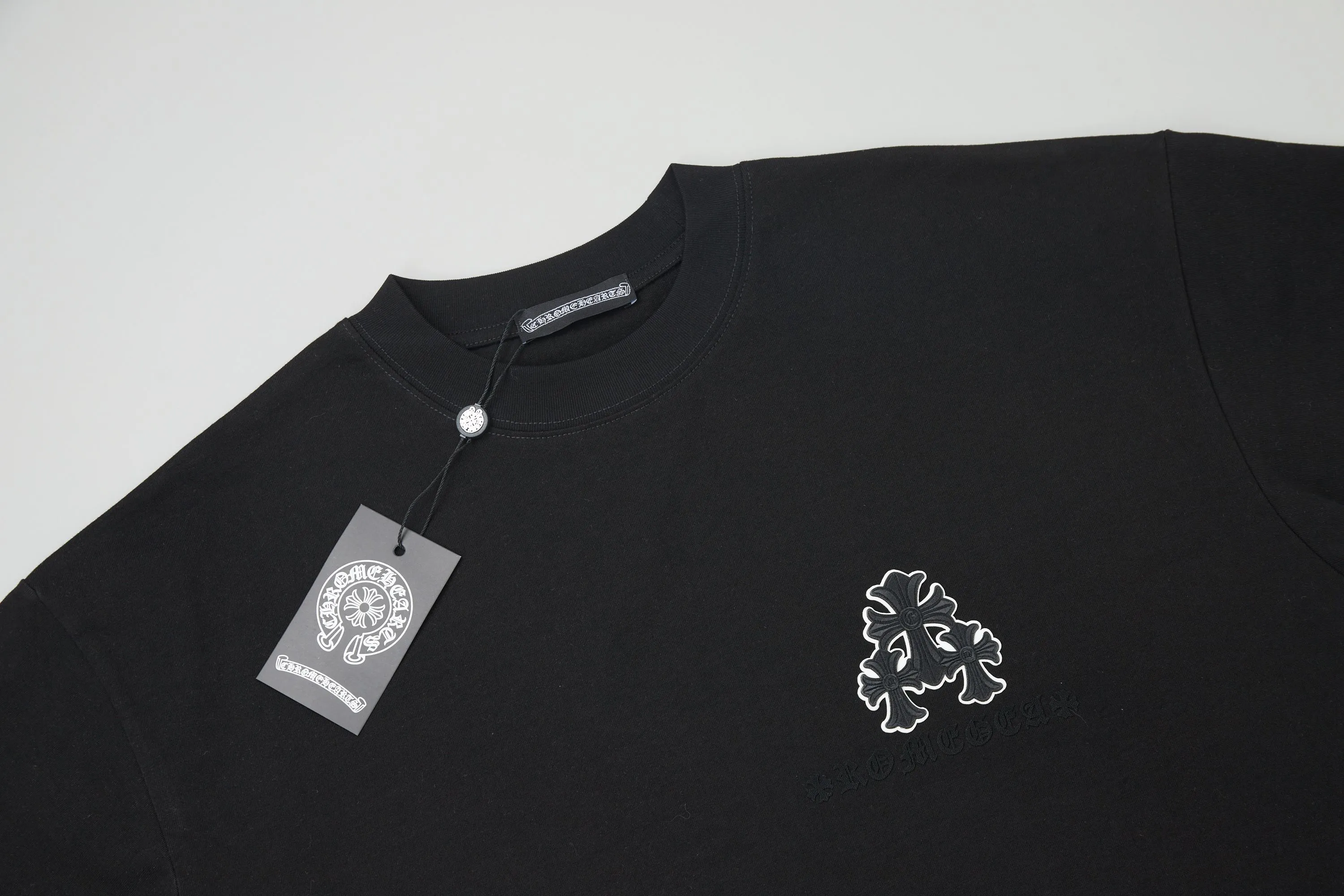 🅿️230 ✨CH✨🆕25SS Spring and Summer New Style Crow Heart✝Rack Logo Embroidered Short Sleeves Light luxury essential item for daily commuting for men and women Correct version Welcome to compare Detailed features · 260g 100% pure cotton double yarn jersey fabric · Custom dyed in the same cylinder, special thickened 32 count double-ply 1X1 thread · Double needle stitching and cross-stitching technology · Original main mark, washed tag, brand moisture-proof paper packaging Color: white/black/grey Size: S/M/L/XL
